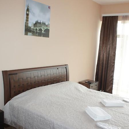 Hotel London Palace Tbilisi Rum bild