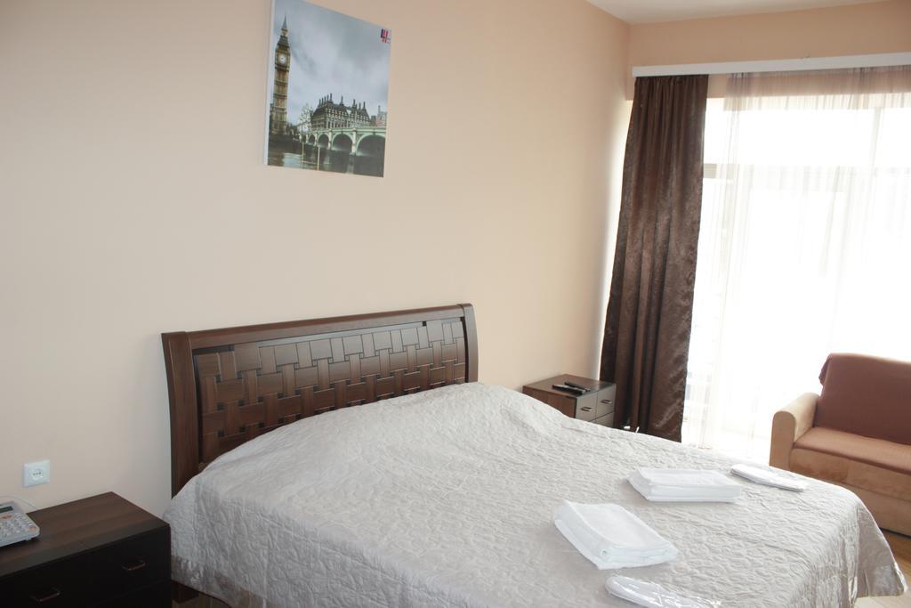 Hotel London Palace Tbilisi Rum bild