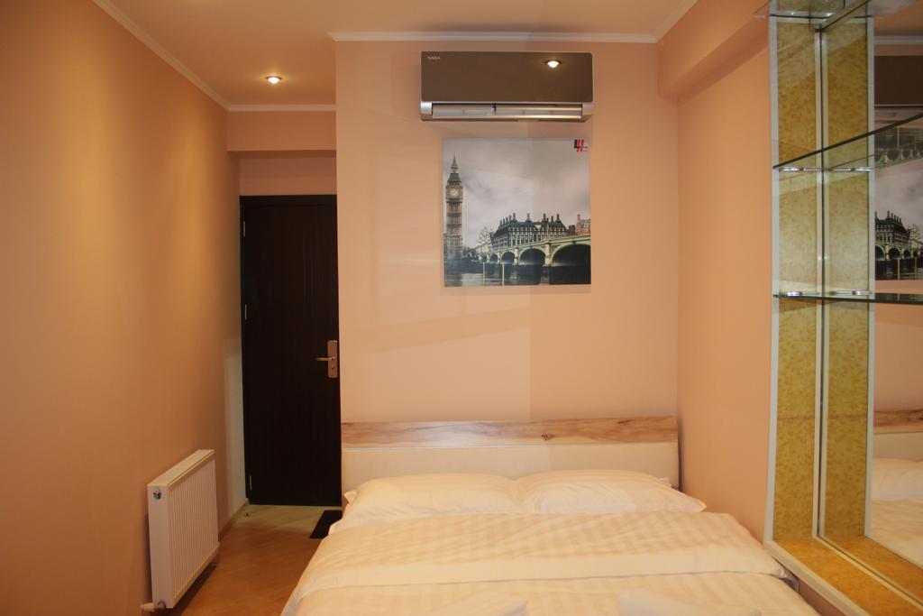 Hotel London Palace Tbilisi Rum bild