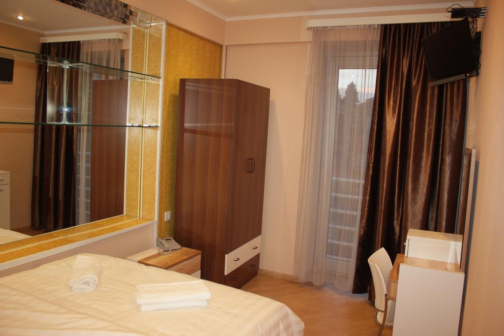 Hotel London Palace Tbilisi Rum bild