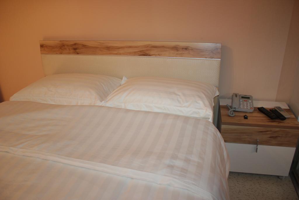 Hotel London Palace Tbilisi Rum bild