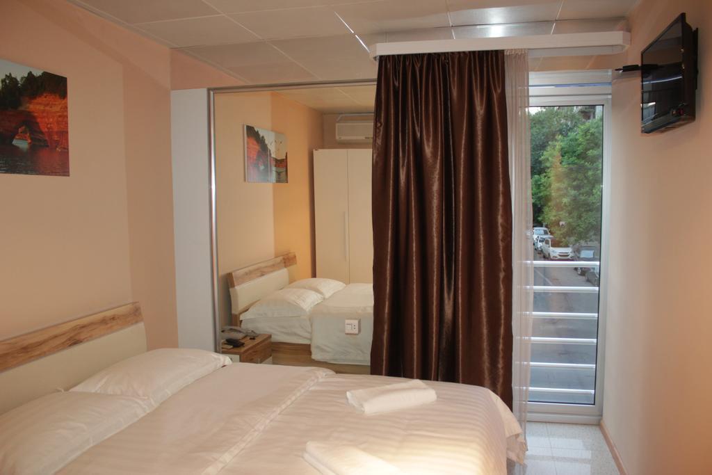 Hotel London Palace Tbilisi Rum bild
